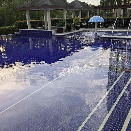 Bellagio One Bedrroom Bgc Burgos Circle By Christine Suites Ph Taguig Exterior foto