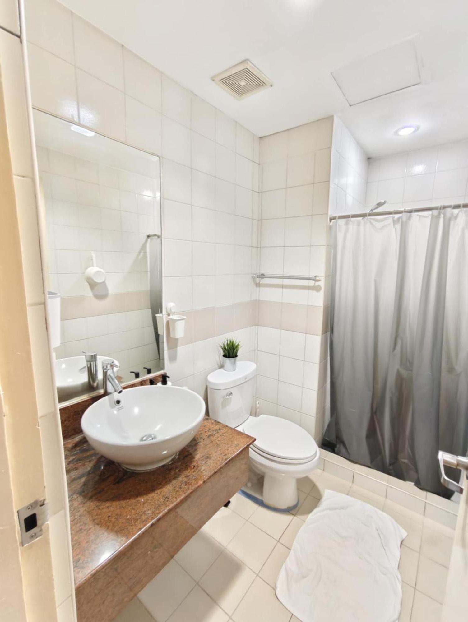 Bellagio One Bedrroom Bgc Burgos Circle By Christine Suites Ph Taguig Exterior foto